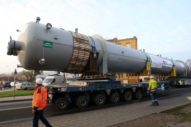 Reaktor o długości 45 metrów i wadze 540 ton w gdyńskim porcie