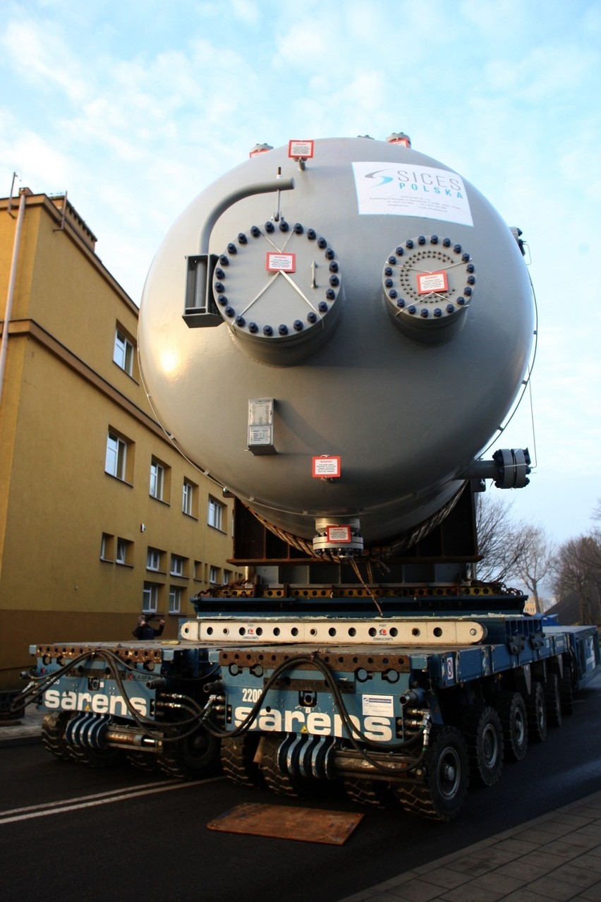 Reaktor o długości 45 metrów i wadze 540 ton w gdyńskim...