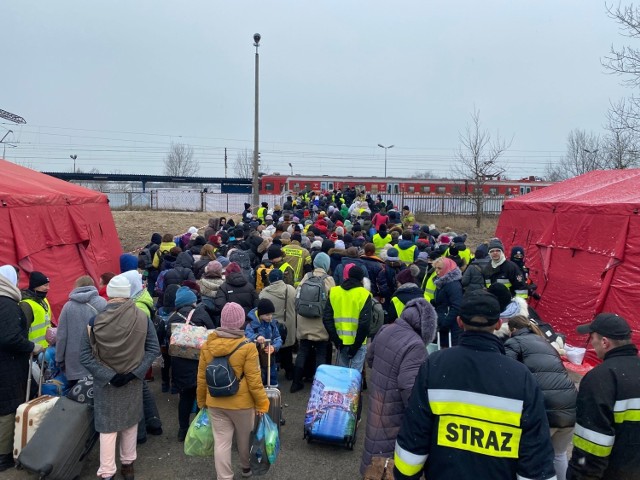 Czwarty pociąg z uchodźcami już w Olkuszu. Wysiadło z niego około 1200 osób