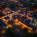 Wieluń w blasku ulicznych latarni i neonów. Zobaczcie ZDJĘCIA miasta po zmroku 