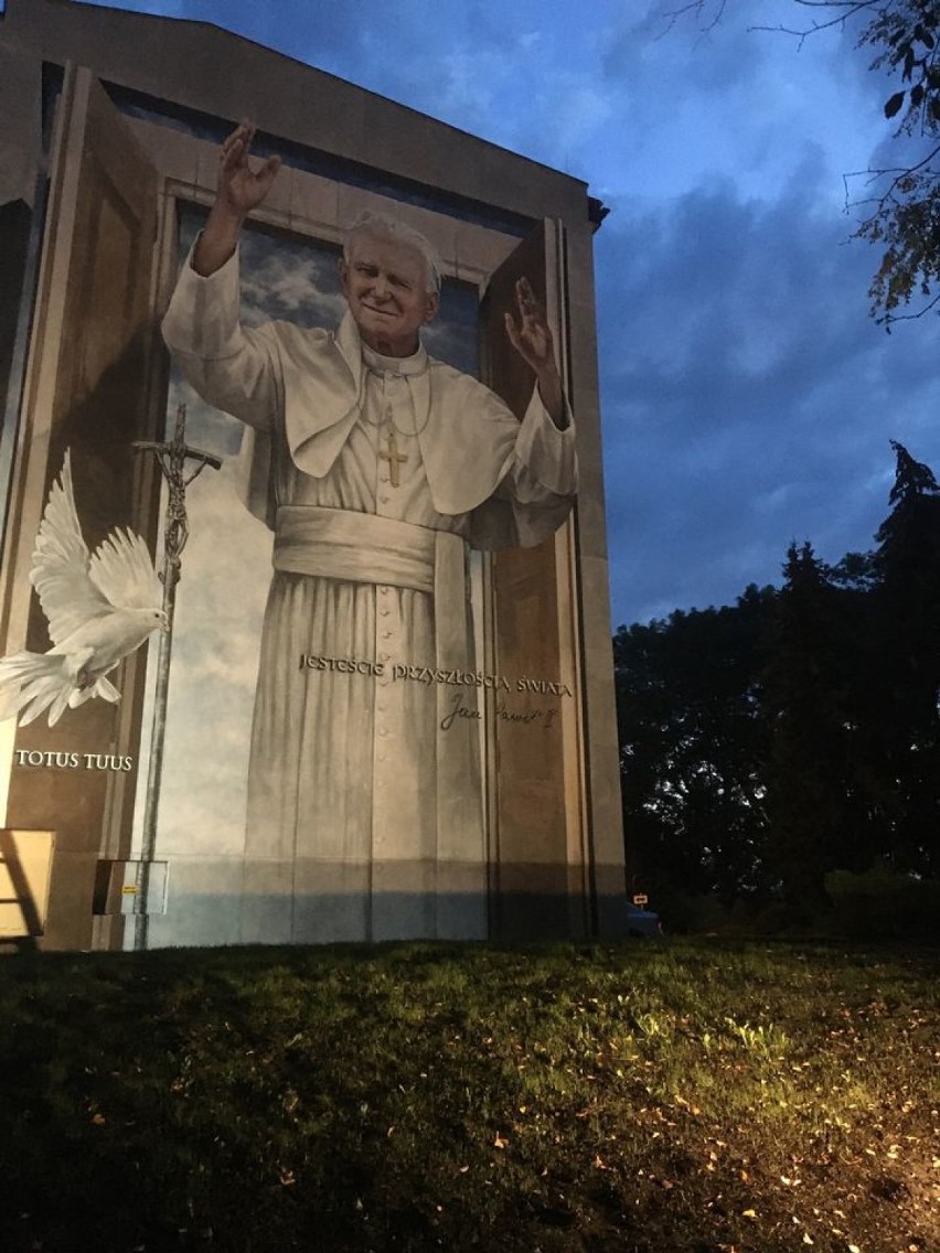 Wojnicz. Ogromny mural papieski na szkole robi wrażenie. Malowidło podziwiają nie tylko mieszkańcy [ZDJĘCIA]