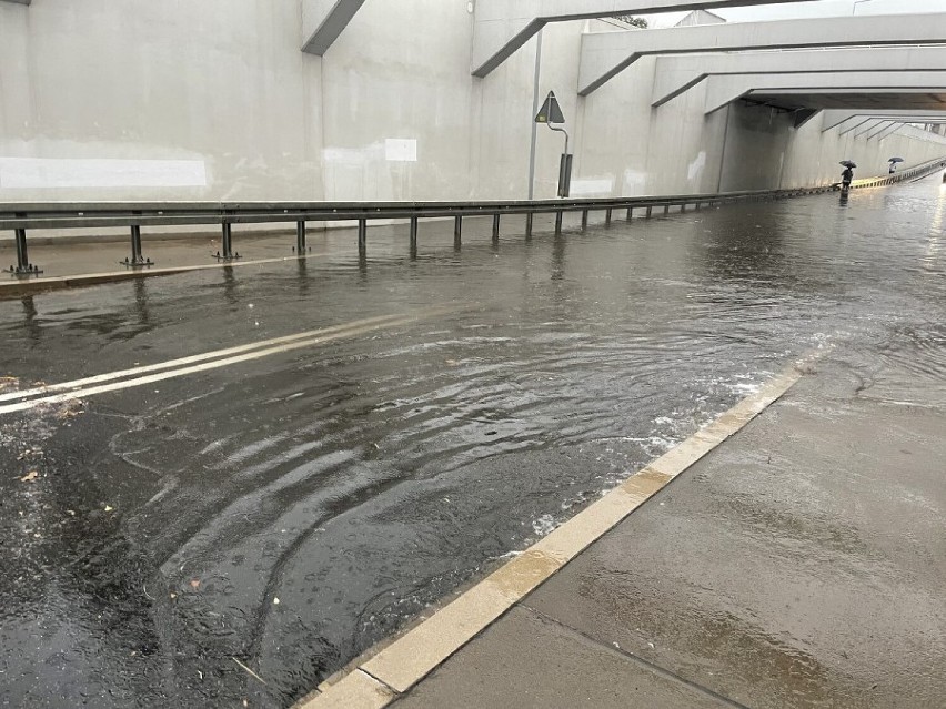 Ulewne deszcze w Kościanie i okolicach. Tunel na ul. Gostyńskiej całkowicie zalany