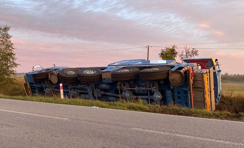 Dźwig w rowie koło Szczecinka. Nietypowe zdarzenie drogowe [zdjęcia]