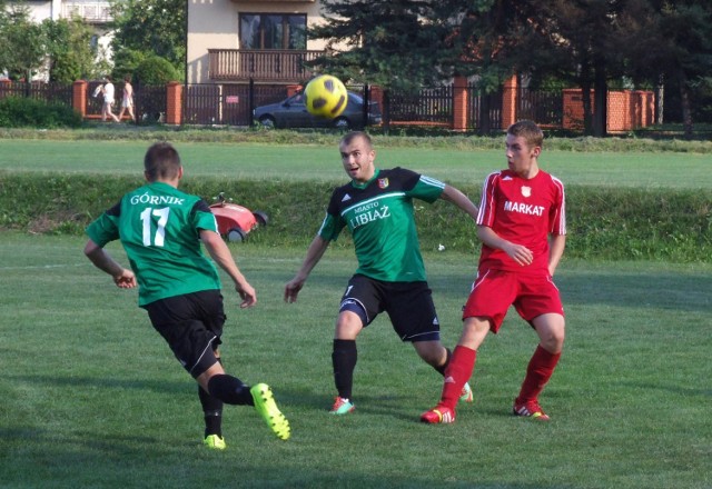 Na inaugurację jesieni  w grupie zachodniej IV ligi piłkarskiej, Górnik Libiąż (zielono-czarne stroje)  przegrał na własnym boisku z Kalwarianką 0:2. Jak będzie w sobotnim meczu przeciwko Wiślance Grabie, beniaminkowi rozgrywek?