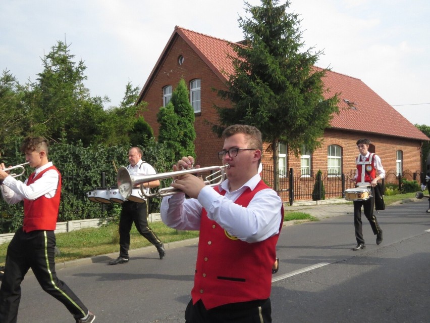 Na dożynki w Zbicznie przyjechali licznie mieszkańcy tej...