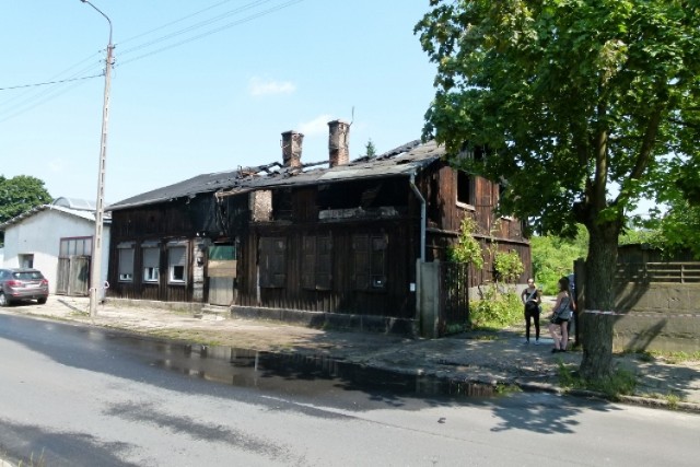 Drewniany dom przy ul. Barlickiego w Tomaszowie Maz., w którym w nocy z 8 na 9 sierpnia wybuchł pożar nadaje się już tylko do rozbiórki