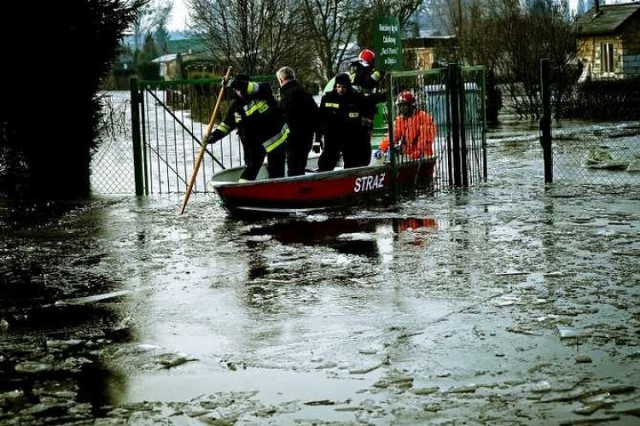 Zalane ogróki przy ul. Tczewskiej w Szczecinie. Ewakuowano mieszkańców