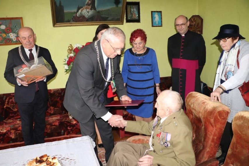 Stulatek z gminy Blizanów. Władysław Kopeć czyta bez okularów i wyznaje zasadę, że cukier krzepi! ZDJĘCIA