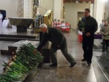 Wielki Piątek Świętochłowice: mężczyźni złożyli kwiaty na grobie Chrystusa