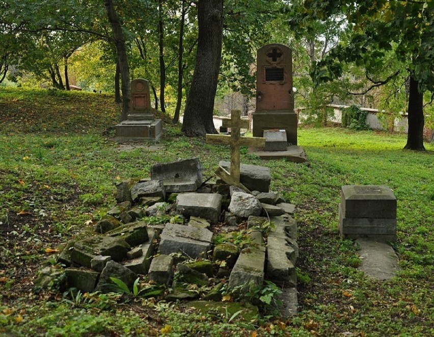 Cmentarz został założony w 1867.  Nekropolia była miejscem...