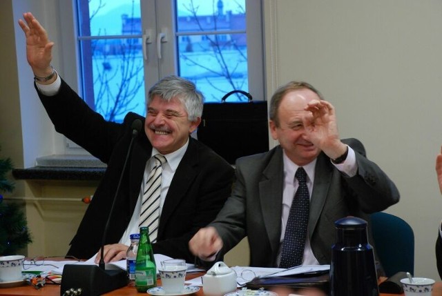 Szymon Karolak (z lewej) został podwładnym dyrektor szkoły, która jest jego podwładną