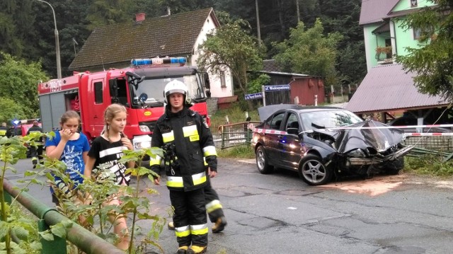 Samochód uderzył w barierkę i zawisł nad mostem. Strażacy musieli wyciągać go przy pomocy żurawia.