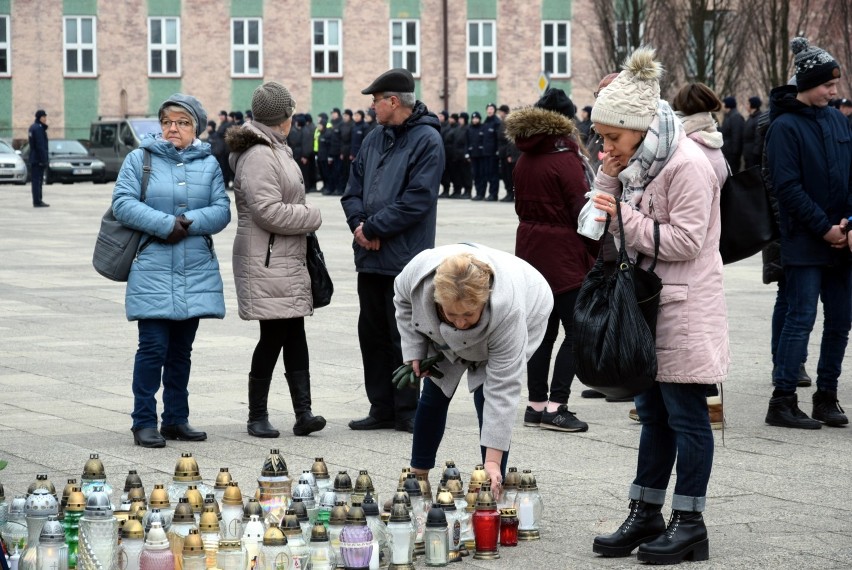 Pożegnanie Pawła Adamowicza, prezydenta Gdańska. Zapłonęły znicze, zawyły syreny [ZDJĘCIA]