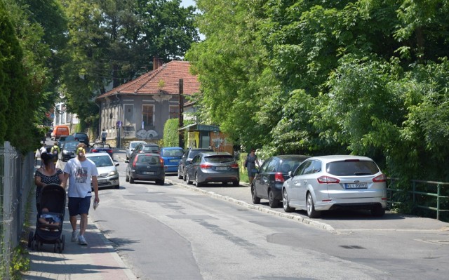 Nowe miejsca parkingowe to spore ułatwienie dla osób udających się do sądeckiego szpitala