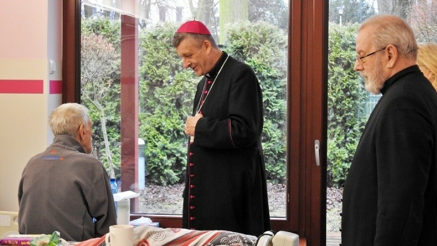 Biskup bielsko-żywiecki Roman Pindel odwiedził hospicjum w...