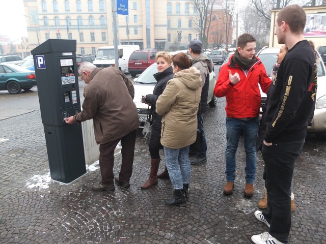 Od 1 stycznia na placu Kopernika nie ma już strefy płatnego parkowania, ale jest parking prowadzony przez Zakład Komunalny. Dlatego na tym placu bezpłatne 15 minut nie obowiązuje.