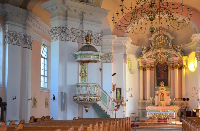 Parafia ryczywolska sięga swymi początkami XIV wieku. Obecny neobarokowy kościół parafialny wzniesiony został w latach 1923-1925