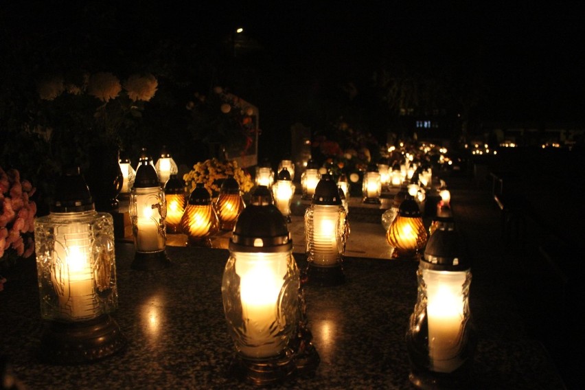 Nocny spacer po wieluńskim cmentarzu [ARCHIWALNE ZDJĘCIA]