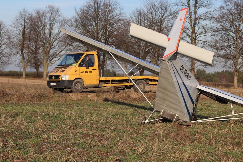 Awaryjne lądowanie ultralekkiego samolotu na polu w Dębowej...