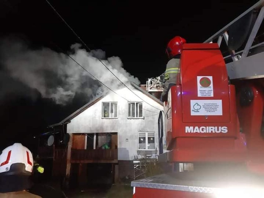 Pożar domu jednorodzinnego w Droszkowie. W akcji gaśniczej wzięło udział 12 zastępów straży pożarnej  