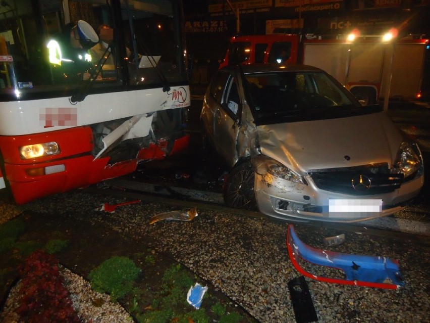 Wypadek w Jastrzębiu: zderzenie mercedesa z autobusem