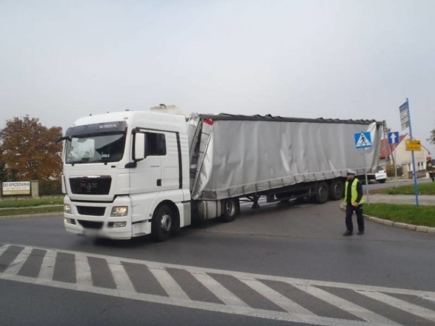 Nowy Sącz. Ciężarówka zaklinowała się pod wiaduktem kolejowym na ul. Węgierskiej [ZDJĘCIA]