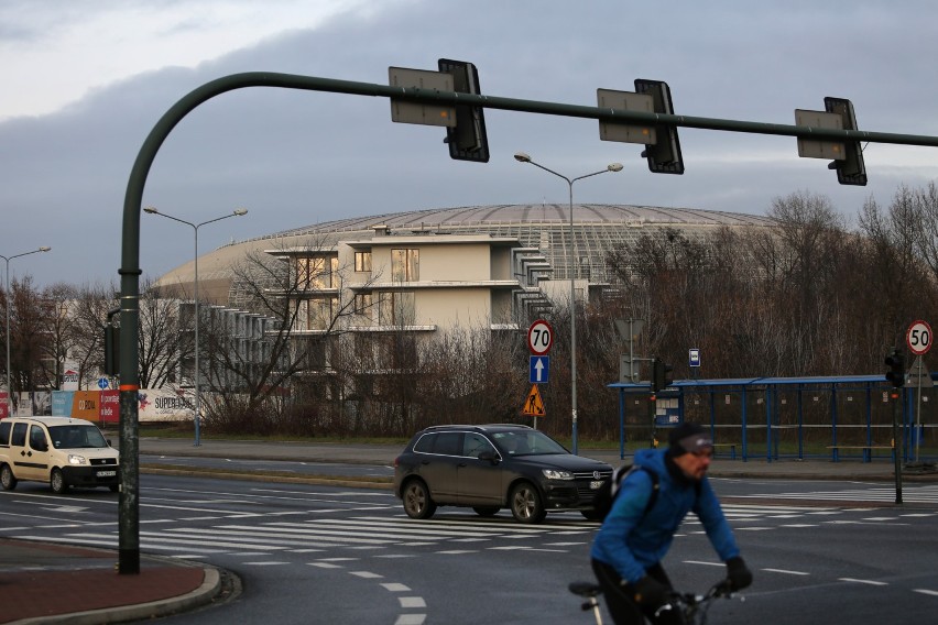 Osiedle z widokiem na halę sportową. Bloki tuż pod Tauron Areną Kraków