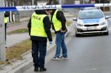 Bójka we Wrocławiu. Jeden ma siekierę, dwóch innych leży na ziemi