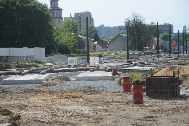 W związku z przebudową torowisku pomiędzy rondem Mogilskim a placem Centralnym, ruch samochodowy na  całym odcinku od ronda Mogilskiego do skrzyżowania ulic: Nowohuckiej, Stella-Sawickiego i al. Jana Pawła II będzie odbywał się w obu kierunkach po jezdni, którą przed  remontem jechało się w stronę centrum.