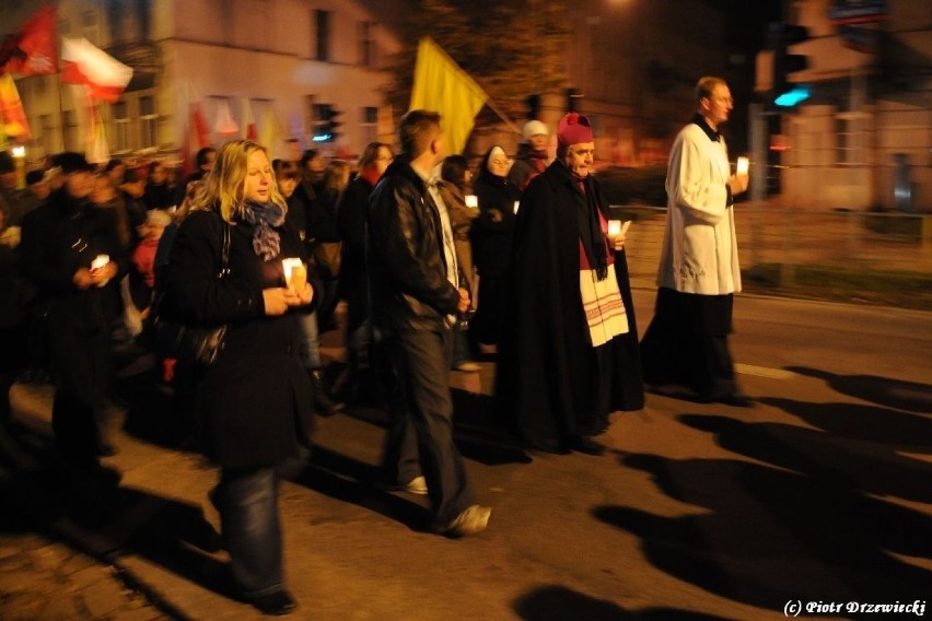 Młodzieży towarzyszył w marszu biskup Ireneusz Pękalski....