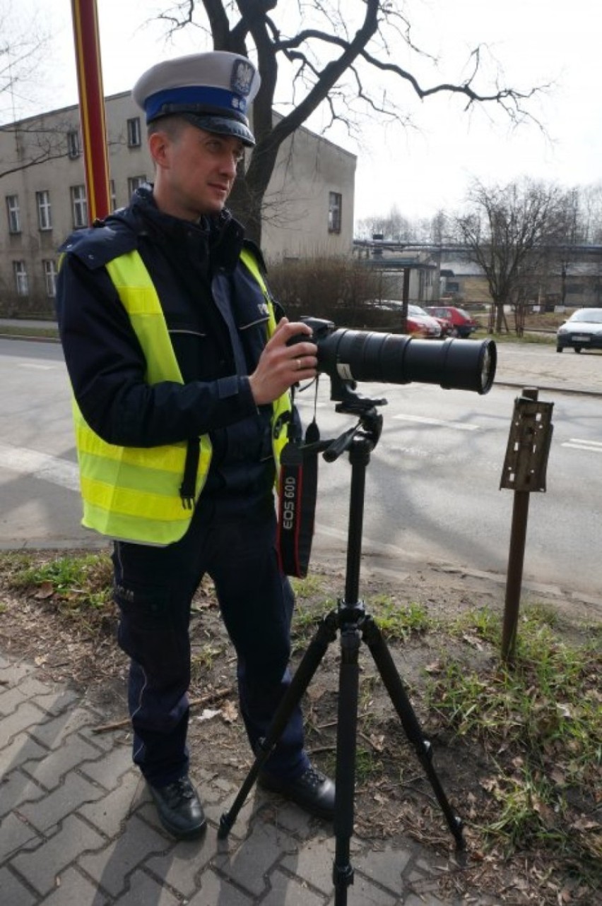 Fotorejestrator w Mikołowie: policjanci korzystają ze specjalistycznego sprzętu