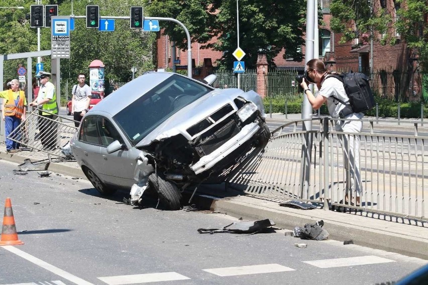 Wrocław. Groźnie wyglądający wypadek. Audi wpadło na przystanek. Zobacz zdjęcia!