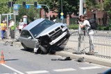 Wrocław. Groźnie wyglądający wypadek. Audi wpadło na przystanek. Zobacz zdjęcia!