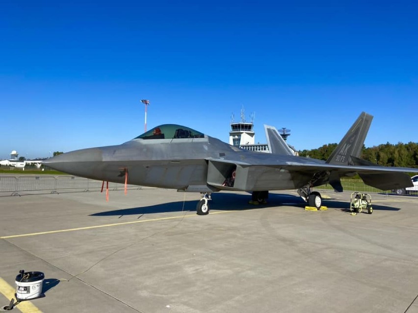 Amerykańskie F22, polskie F16 i MiG29 oraz włoskie Eurofighters Typhoon na manewrach w Łasku