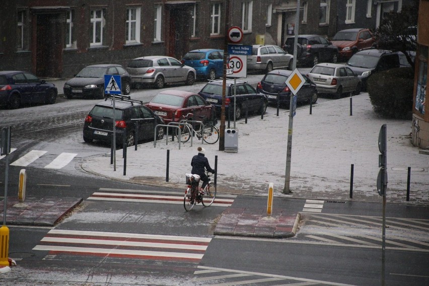 Śnieg we Wrocławiu, bardzo ślisko na ulicach! [ZDJĘCIA]