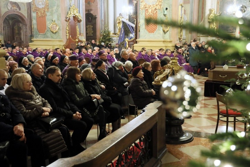 Msza święta żałobna biskupa Ryszarda Karpińskiego. Zobacz zdjęcia        