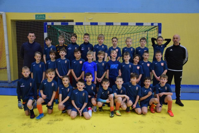 Mikołajkowa zabawa piłką dzieci i rodziców zorganizowana przez trenera Pogoni Świebodzin