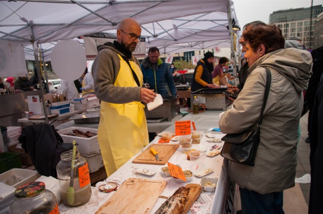 Funkcjonujący okresowo market ściąga na plac Powstańców setki amatorów świeżych ryb i owoców morza. Można tu nie tylko kupić rybę, ale przede wszystkim spróbować jej na miejscu. 2 marca targ został zawieszony, ale organizatorzy zapowiedzieli jego rychły powrót. Czekamy z niecierpliwością!

Zobaczcie też: Nocny Market w Warszawie na Dworcu Głównym. Tak wygląda nowe miejsce z jedzeniem i muzyką