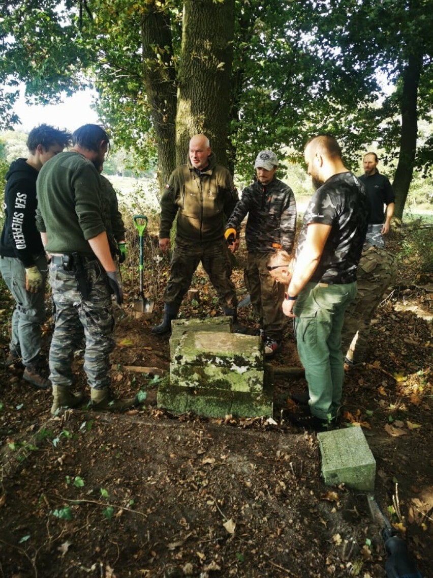 Cmentarz ewangelicki pod Skokami został posprzątany przez miłośników historii