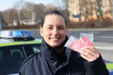 Walentynki w Piotrkowie. Policja promuje bezpieczeczną jazdę podczas walentynkowej akcji "Zwolnij! Jak kocha, to poczeka" ZDJĘCIA, VIDEO