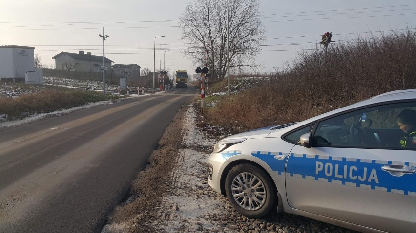 Policjanci z Aleksandrowa Kujawskiego sprawdzali bezpieczeństwo na przejazdach kolejowych 