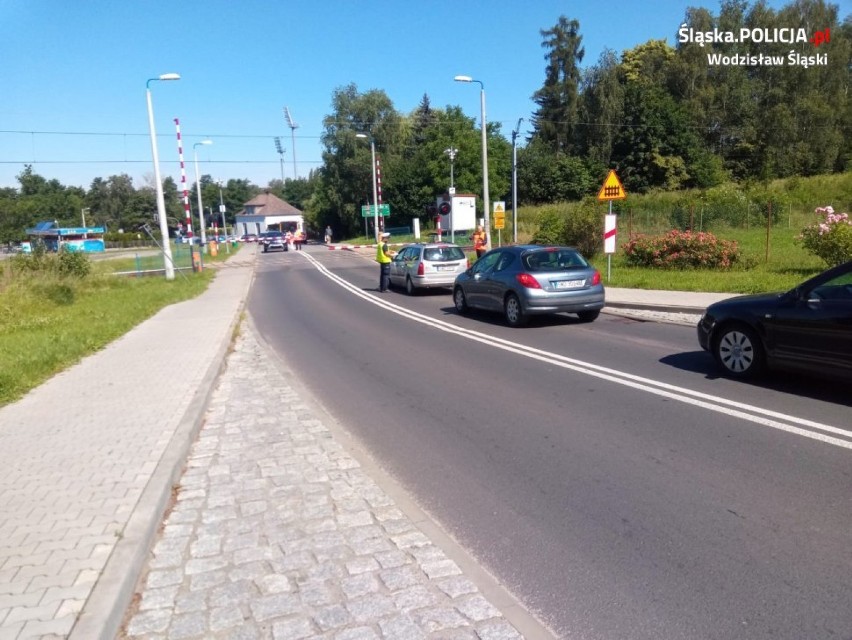 Kolejarze i policjanci apelowali do kierowców o...