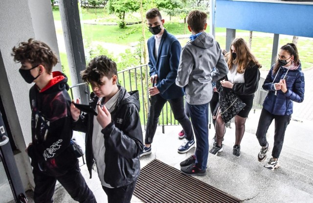 W SP nr 63 w Bydgoszczy egzamin ósmoklasisty zdaje 111 uczniów. Dziś (27 maja) uczniowie zmierzą się z zadaniami z języka obcego nowożytnego.