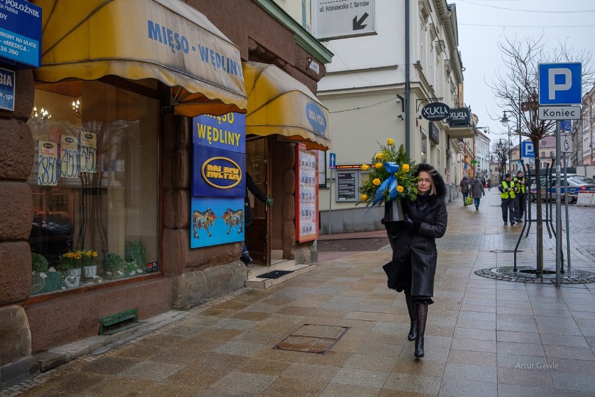 W rocznicę rosyjskiej agresji na Ukrainę, w Tarnowie złożono kwiaty przed dawną siedzibą władz Ukraińskiej Republiki Ludowej. Mamy zdjęcia