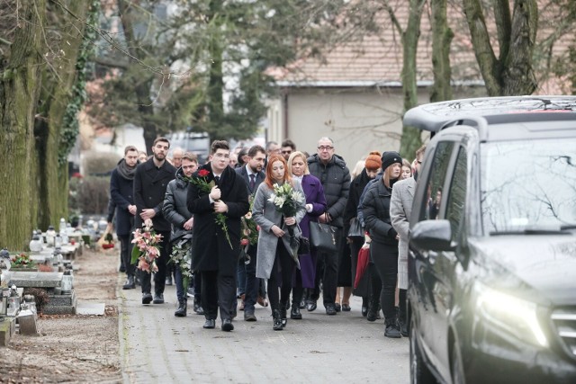 15 lutego na Cmentarzu Sołackim w Poznaniu odbył się pogrzeb Teresy Orczyk. Kobieta miała 88 lat. W ostatnim pożegnaniu uczestniczyli zarówno członkowie rodziny, jak i przyjaciele i znajomi. Zobacz więcej zdjęć --->