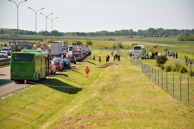 Autokar wypadł z drogi na trasie S3 na styku powiatów świebodzińskiego i zielonogórskiego.