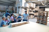 Uczestnicy wakacji z CKiB W Opalenicy zwiedzili fabrykę mebli [ZDJĘCIA]