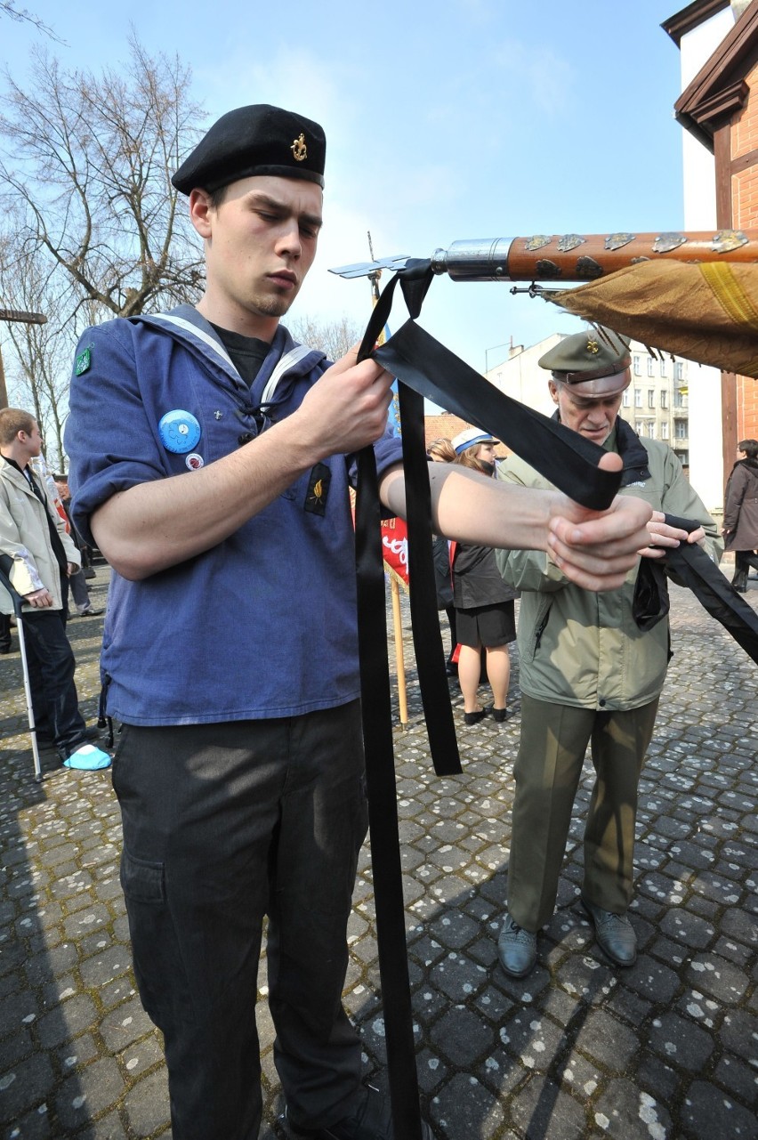14 rocznica katastrofy smoleńskiej. Tak mieszkańcy Malborka w kwietniu 2010 r. podczas żałoby narodowej oddali cześć ofiarom tragedii