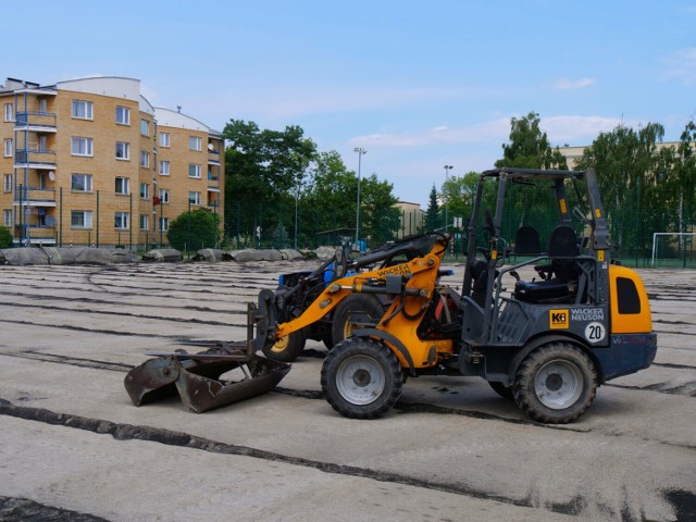 Remont nawierzchni boiska z trawy syntetycznej przy Szkole Podstawowej nr 4 w Stalowej Woli.