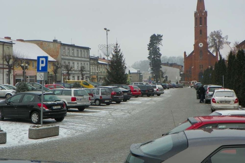 Wyrzysk: po zmianach na parkingu przy placu Wojska Polskiego brakuje miejsc